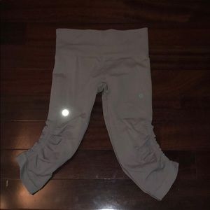 Lululemon light gray cropped leggings